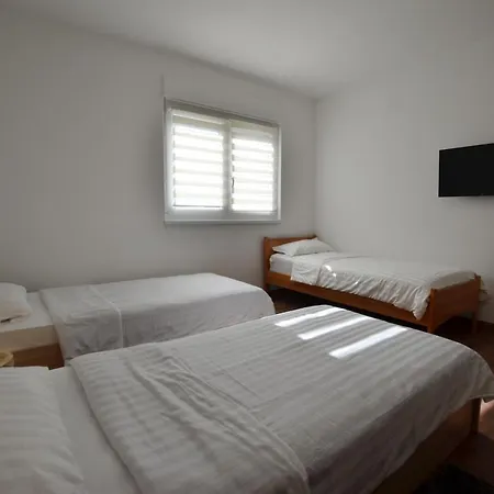 Apartman Carducci 16 *